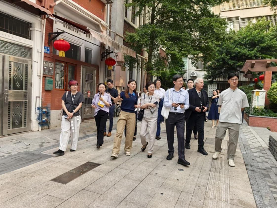 李光耀世界城市奖评选考察团专家现场调研社区城市更新及绿化提升情况.png 李光耀世界城市奖评选考察团专家现场调研社区城市更新及绿化提升情况.png